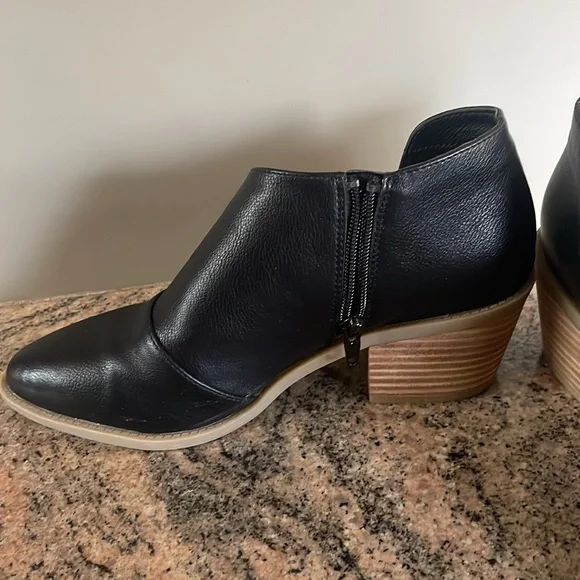 Dolce Vita Pointed Ankle Booties - Picture 4 of 9